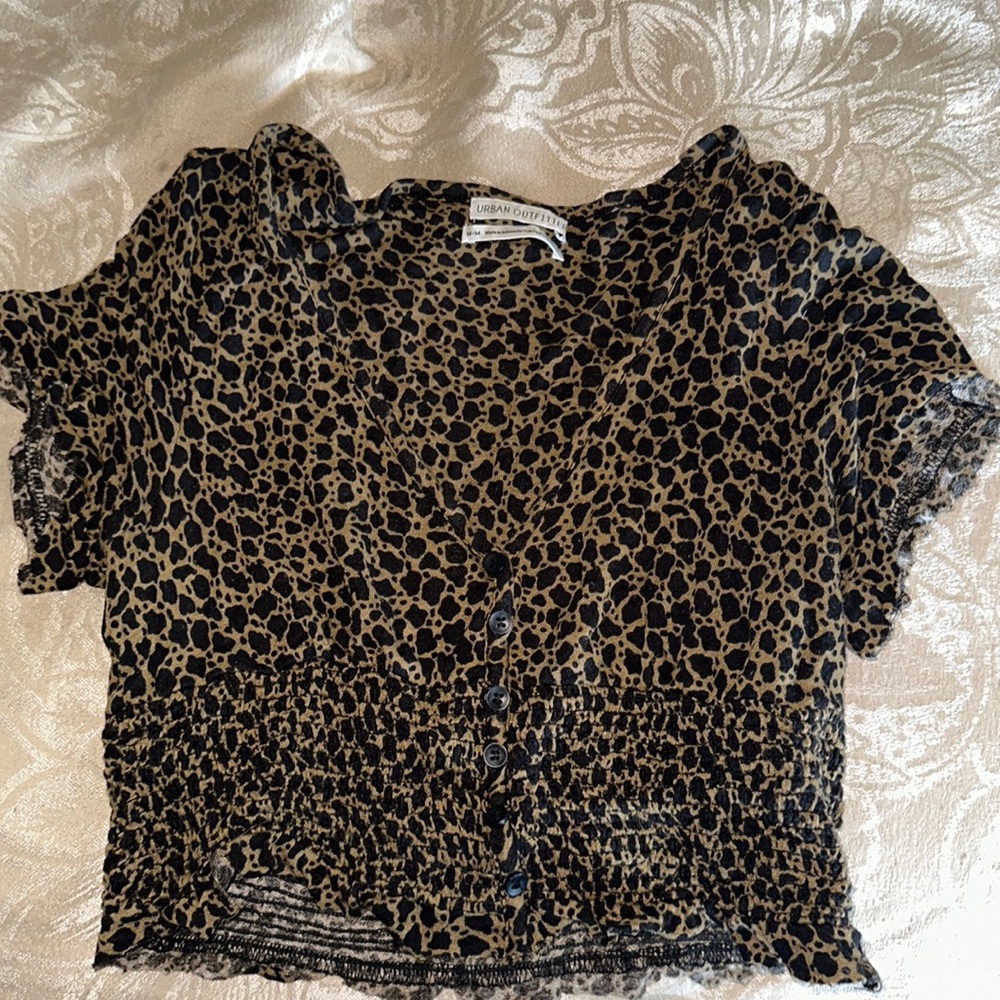 urban outfitters size Medium leopard print top, can fit a small